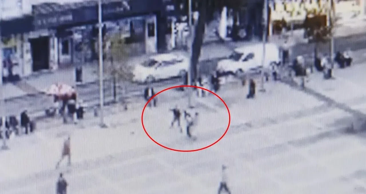 Meydanda uçan tekmeli kavga