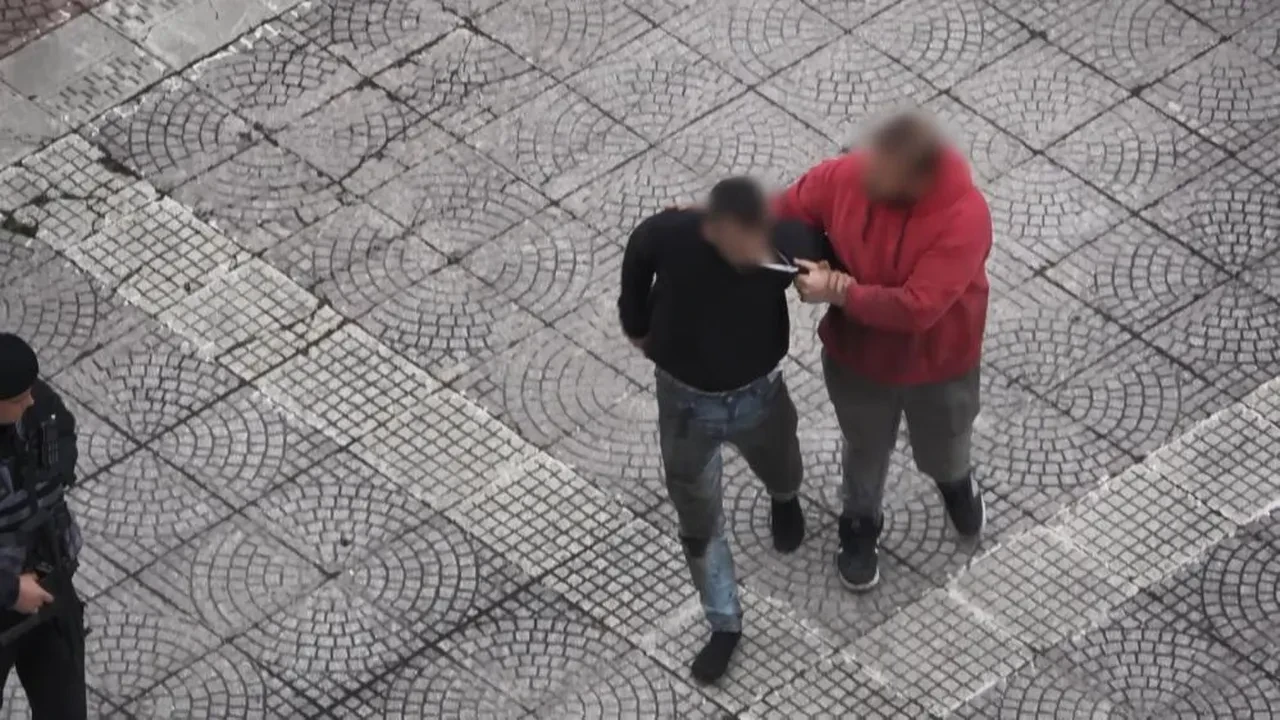 Meydanda uçan tekmeli kavga