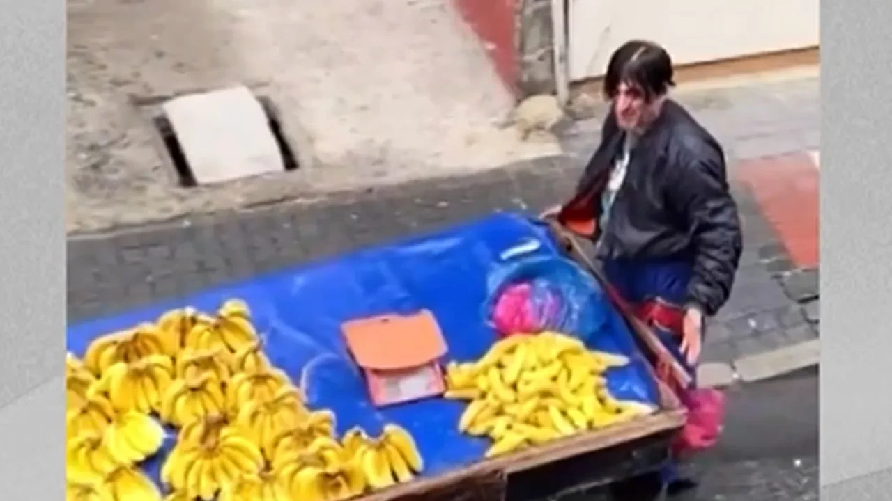 Muz satan adam dayanamadı isyan etti! ‘Annem zenginle evlenmemiş ki’