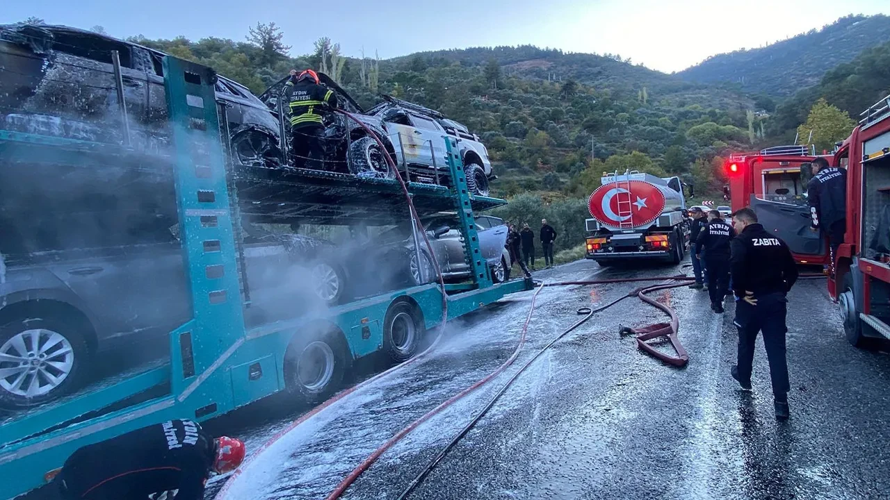 Otomobil yüklü tırda yangın: Araçlar kullanılamaz hale geldi