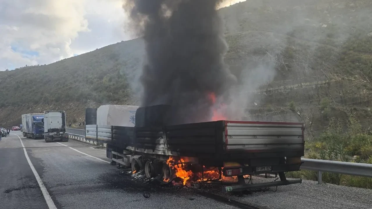 Seyir halindeki tır alev alev yandı! Yol trafiğe kapandı