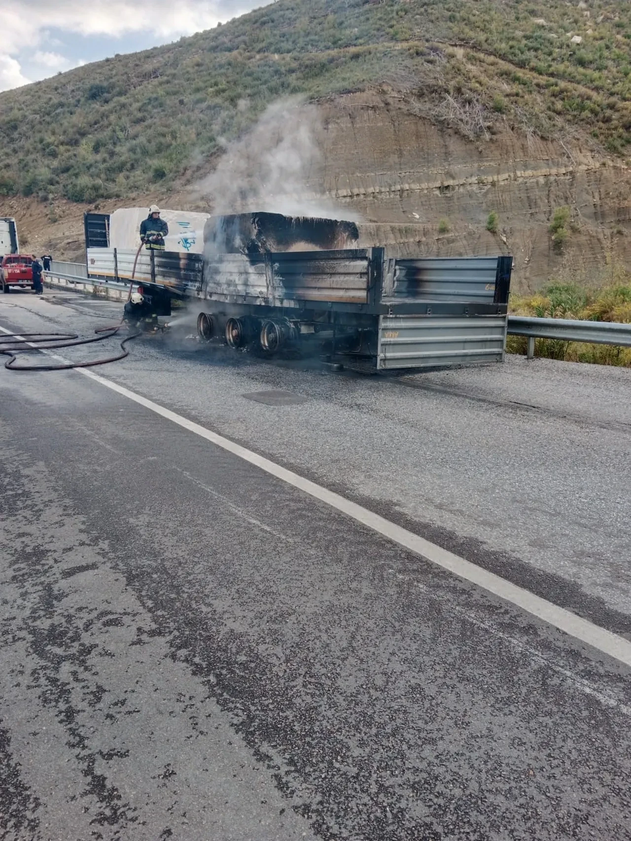 Seyir halindeki tır alev alev yandı! Yol trafiğe kapandı