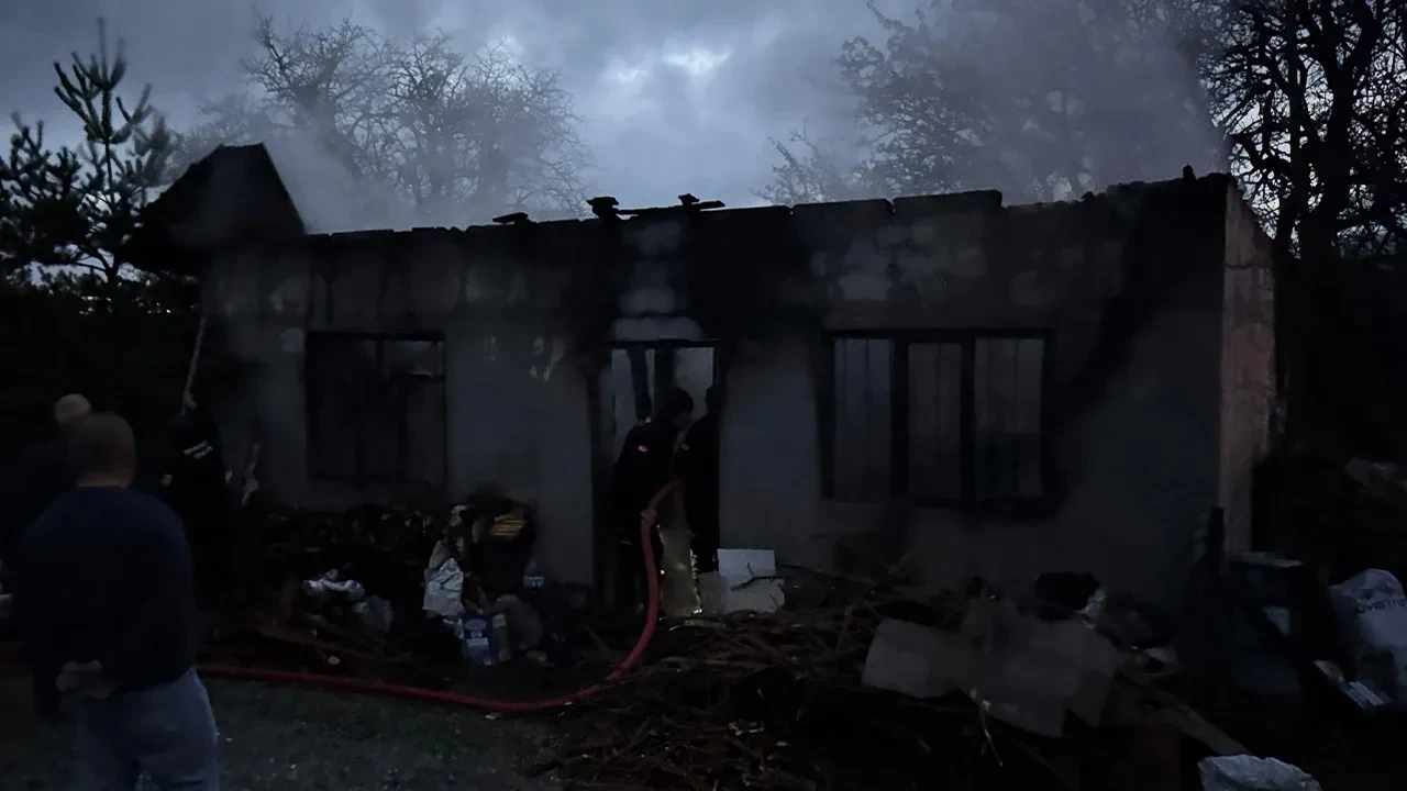 Sobayı yakarken başına gelmeyen kalmadı! Benzin döktü, hem kendini hem evi yaktı