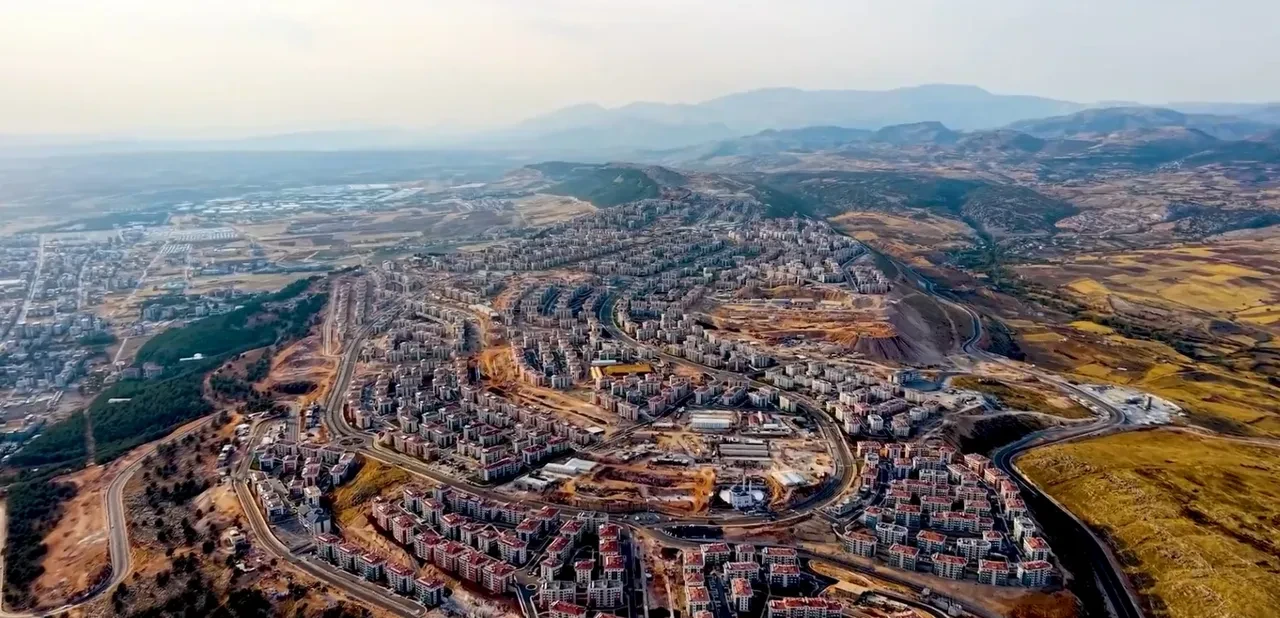 Adıyaman'da 350 bin deprem konutu tamam! Bakan Kurum: Asrın felaketine karşı asrın inşası