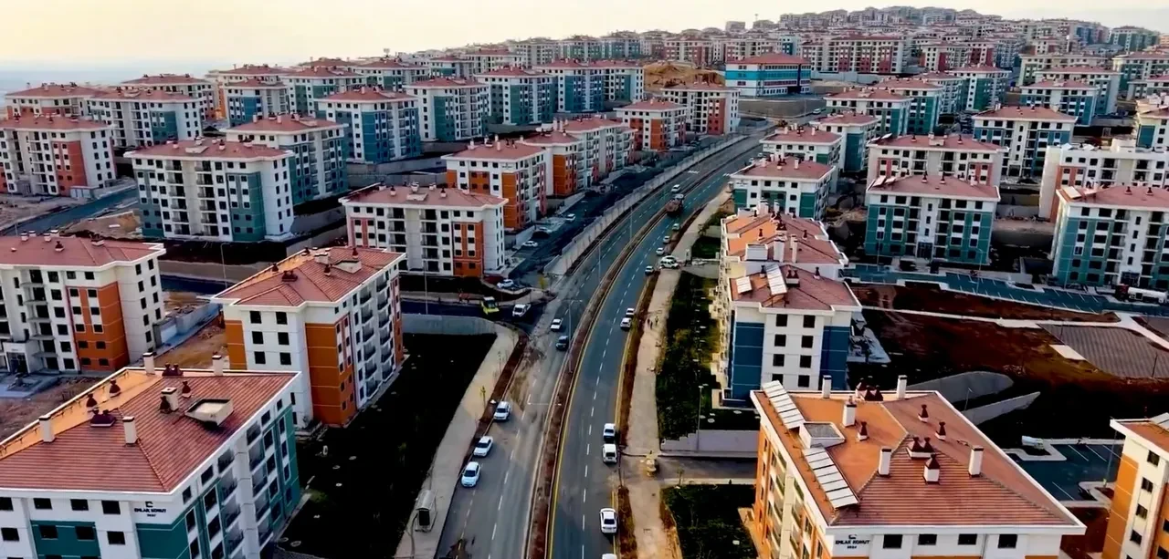 Adıyaman'da 350 bin deprem konutu tamam! Bakan Kurum: Asrın felaketine karşı asrın inşası