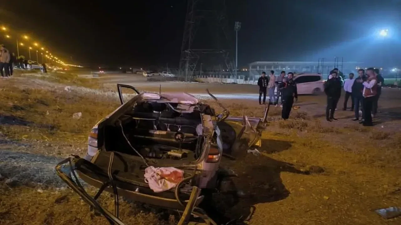 Batman'da feci kaza: Park halindeki tıra çarptılar iki küçük kardeş can verdi