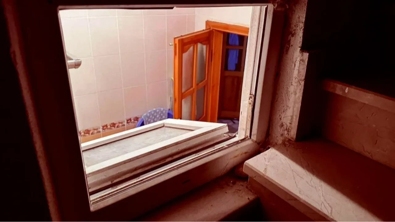 Camı kırıp eve girdi, yaşlı kadının ağzını banlayıp dehşeti yaşattı! 