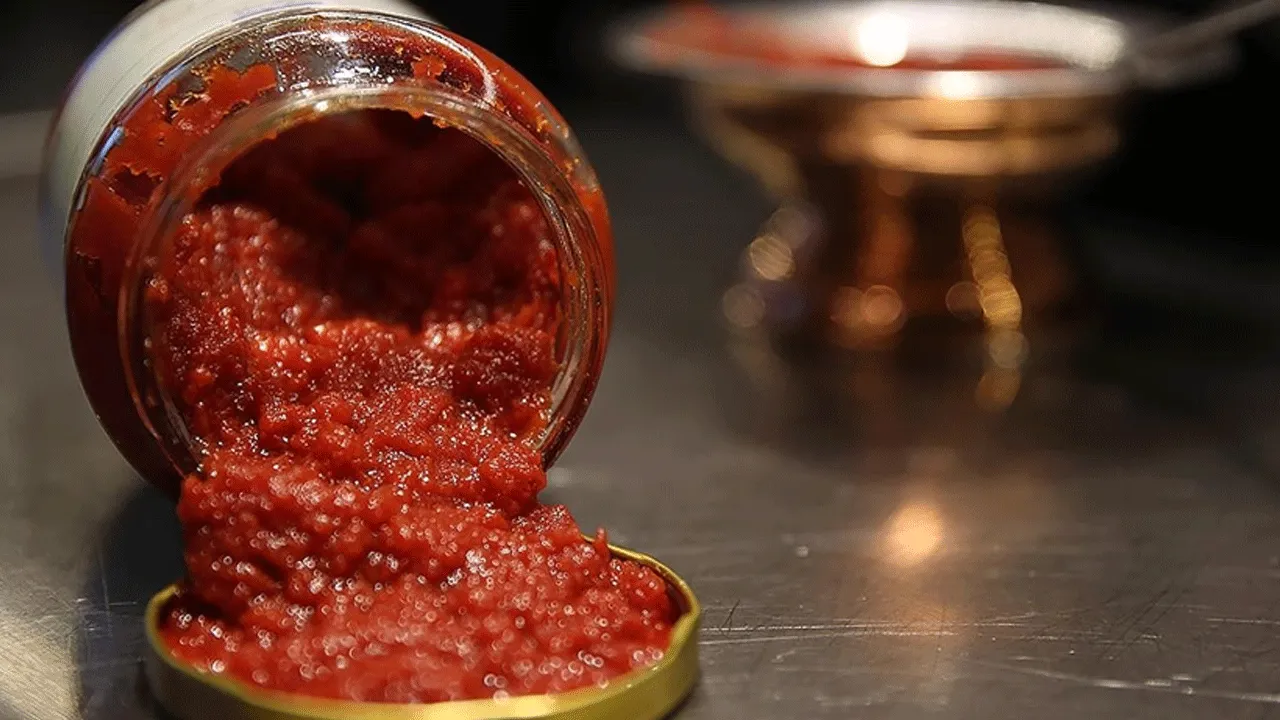 Ev yapımı salça yapanlar dikkat! Ölümcül tehlikeden uzak durmak için bunları yapın