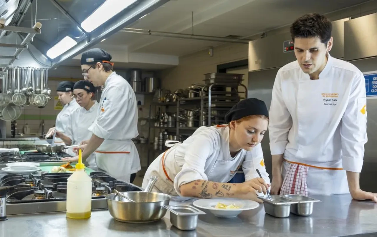 Ev yapımı salça yapanlar dikkat! Ölümcül tehlikeden uzak durmak için bunları yapın