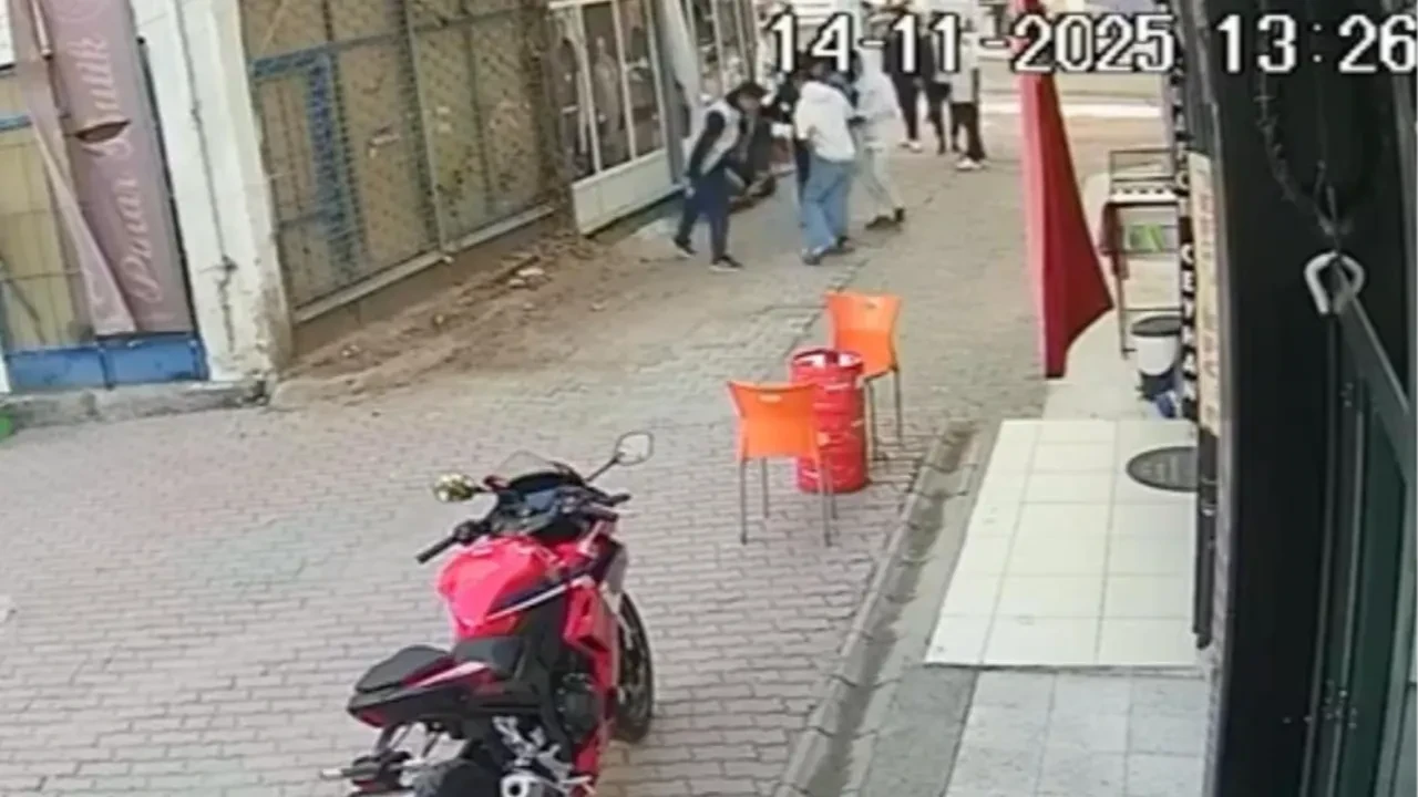 Gençlerin kavgasında kan aktı! Hiçbir şey olmamış gibi uzaklaştı