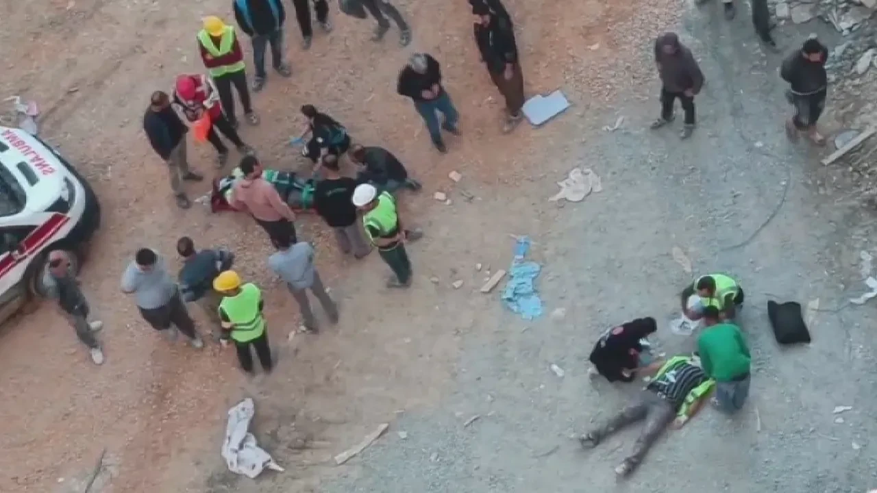 Hatay'da yürekler ağıza geldi! Vinç kırıldı, 2 işçi metrelerce yükseklikten zemine çakıldı