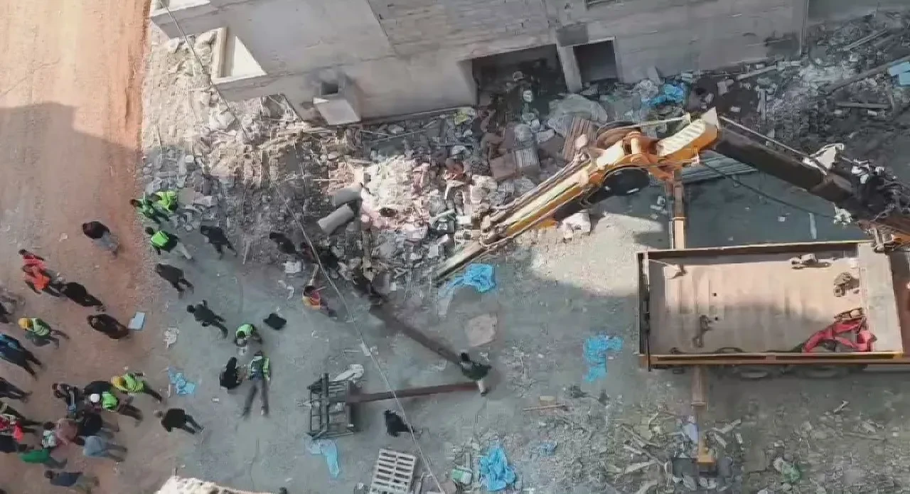 Hatay'da yürekler ağıza geldi! Vinç kırıldı, 2 işçi metrelerce yükseklikten zemine çakıldı