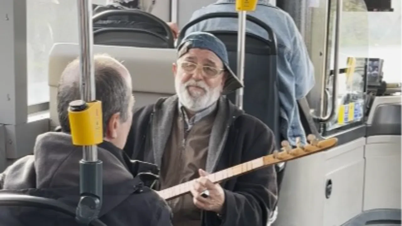 İETT otobüsünde renkli dakikalar! Bağlaması çıkarıp türkü söyledi: O anlar kamerada