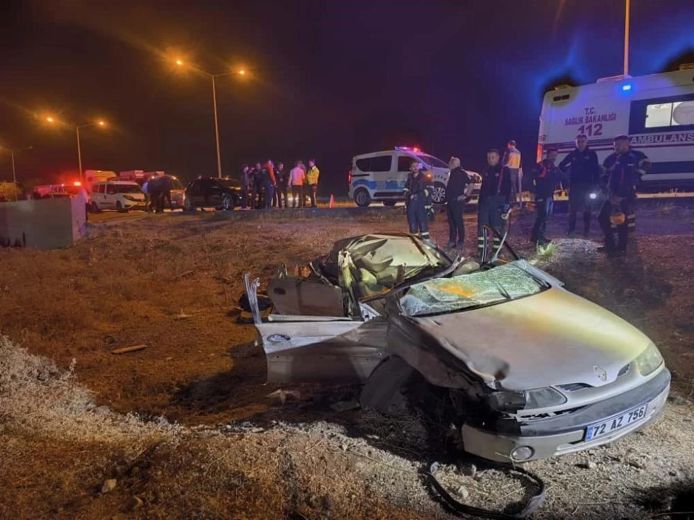 Batman'da feci kaza: Park halindeki tıra çarptılar iki küçük kardeş can verdi