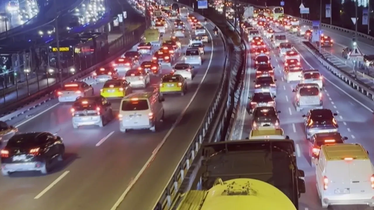 İstanbul’da trafik kilitlendi: Yoğunluk yüzde 80’i geçti!