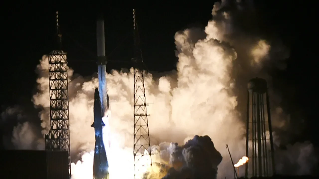 Jeff Bezos Mars yarışında Elon Musk'a rakip oldu: New Glenn uzaya fırlatıldı