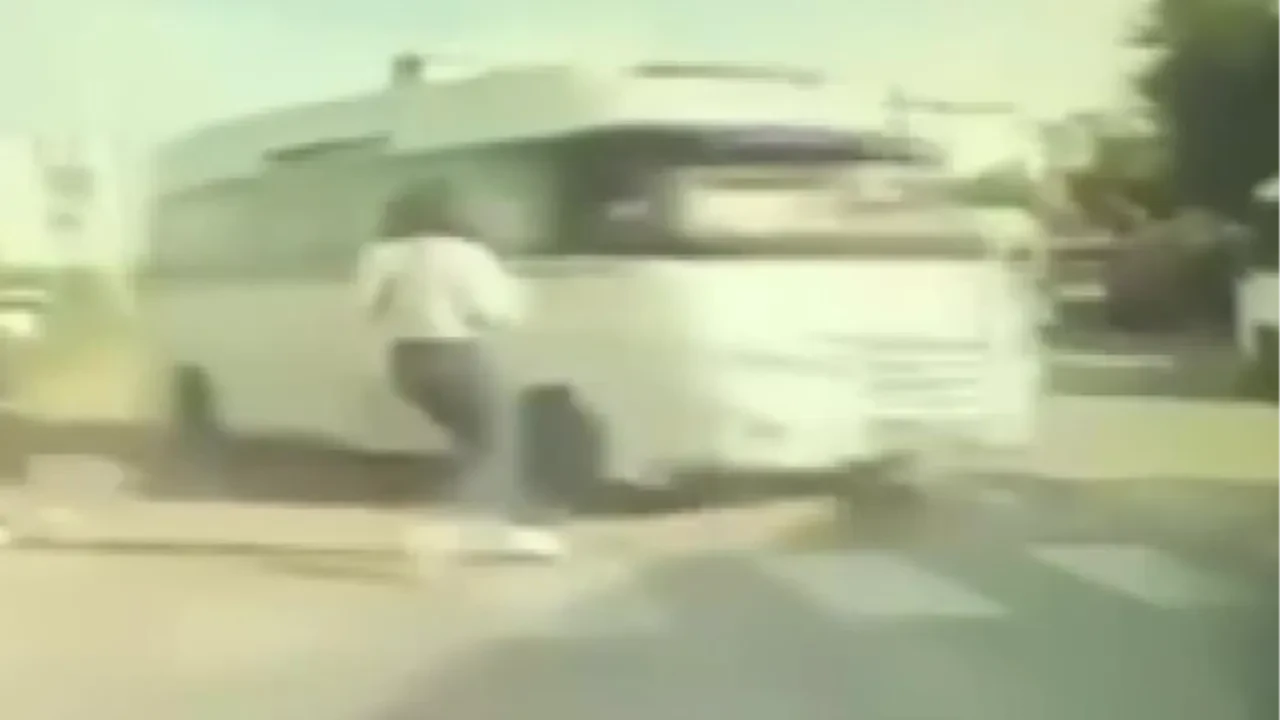 Kıl payı yaşama tutundu! Dehşet anları kameralara yansıdı