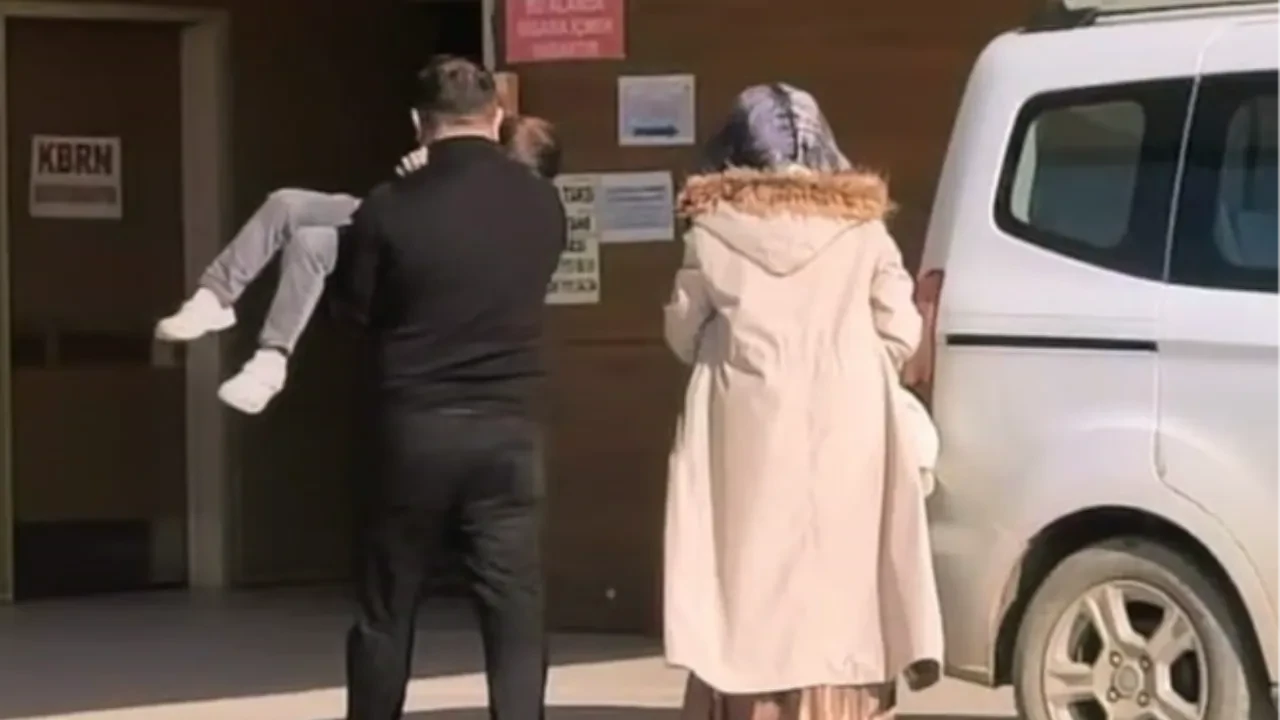 Küçük çocuk dehşeti yaşadı! Üzerine kaynar su döküldü, acı içinde kıvrandı