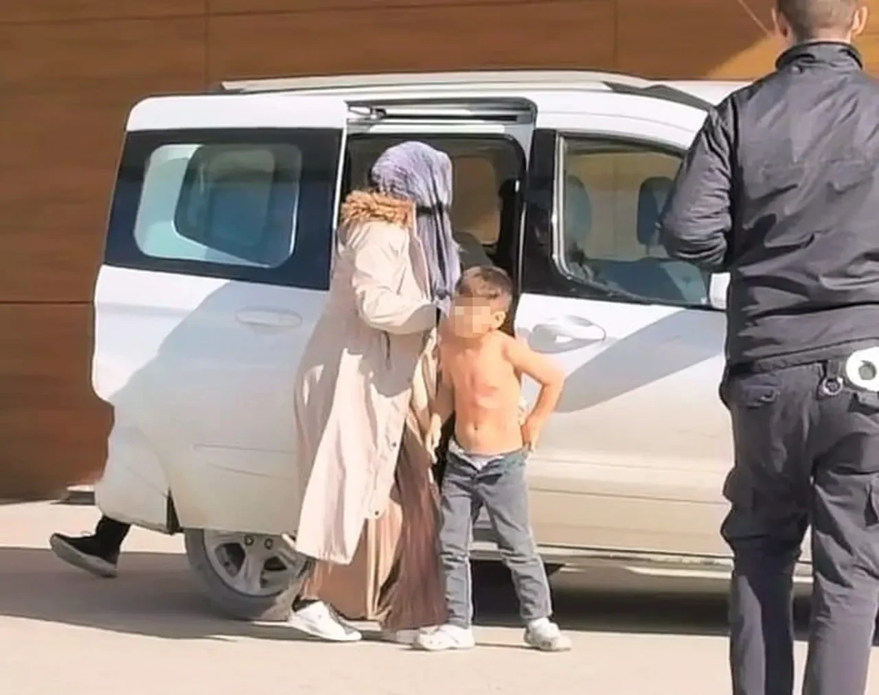 Küçük çocuk dehşeti yaşadı! Üzerine kaynar su döküldü, acı içinde kıvrandı