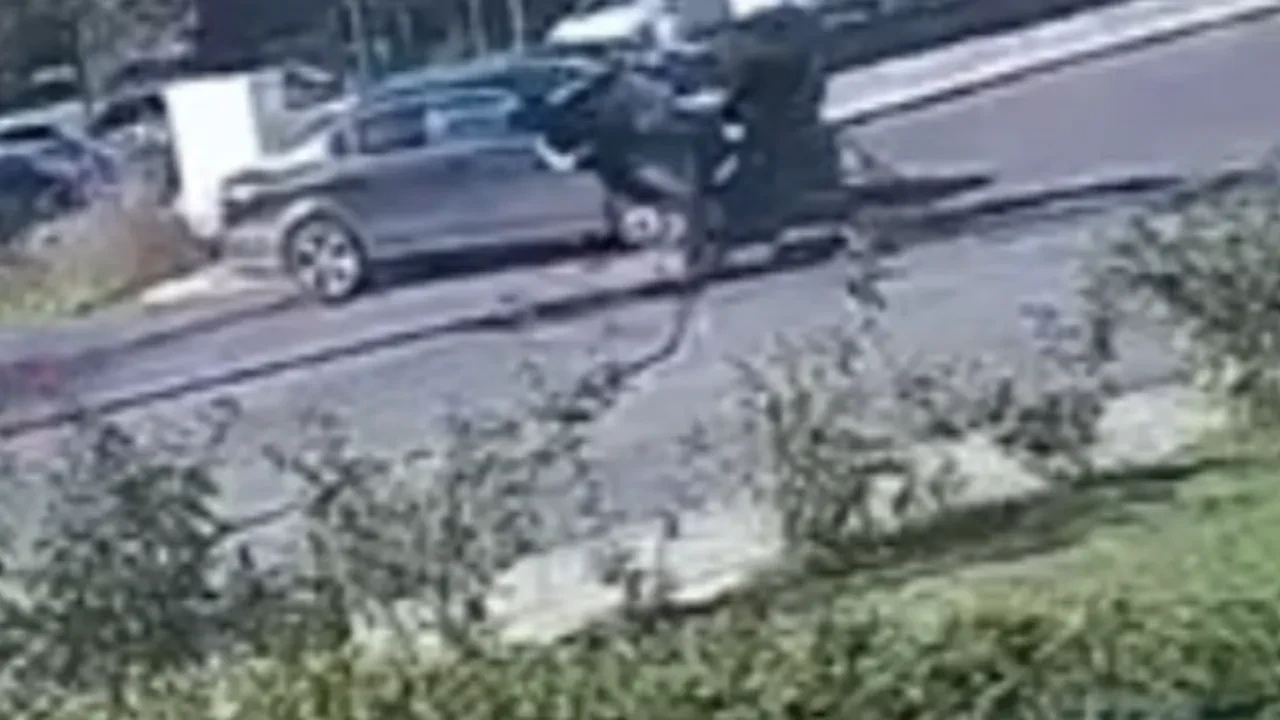 Metrelerce sürüklendi, yerde acı içinde çırpındı! Feci kaza kamerada