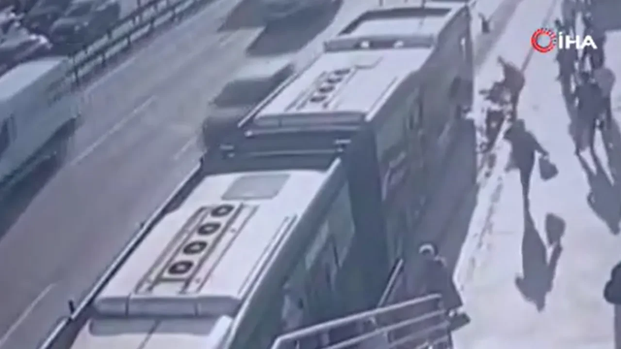 Metrobüsün çarptığı engelli vatandaş hayatını kaybetti: O anlar kamerada