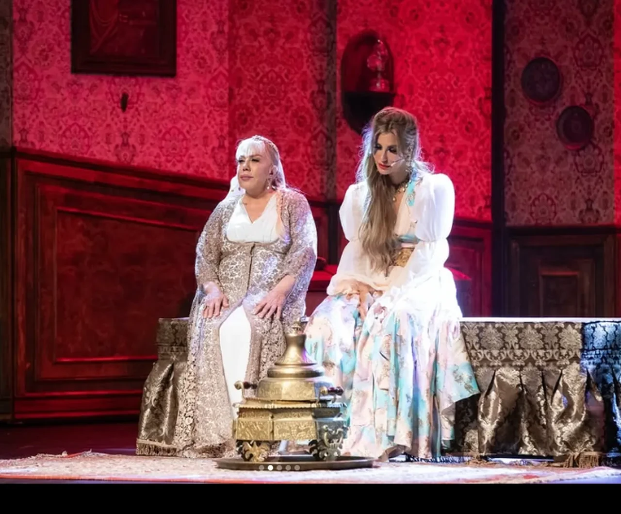 Mine Koşan ile Çağla Şıkel arasında kriz! Müzikal kadrosundan çıkarıldı