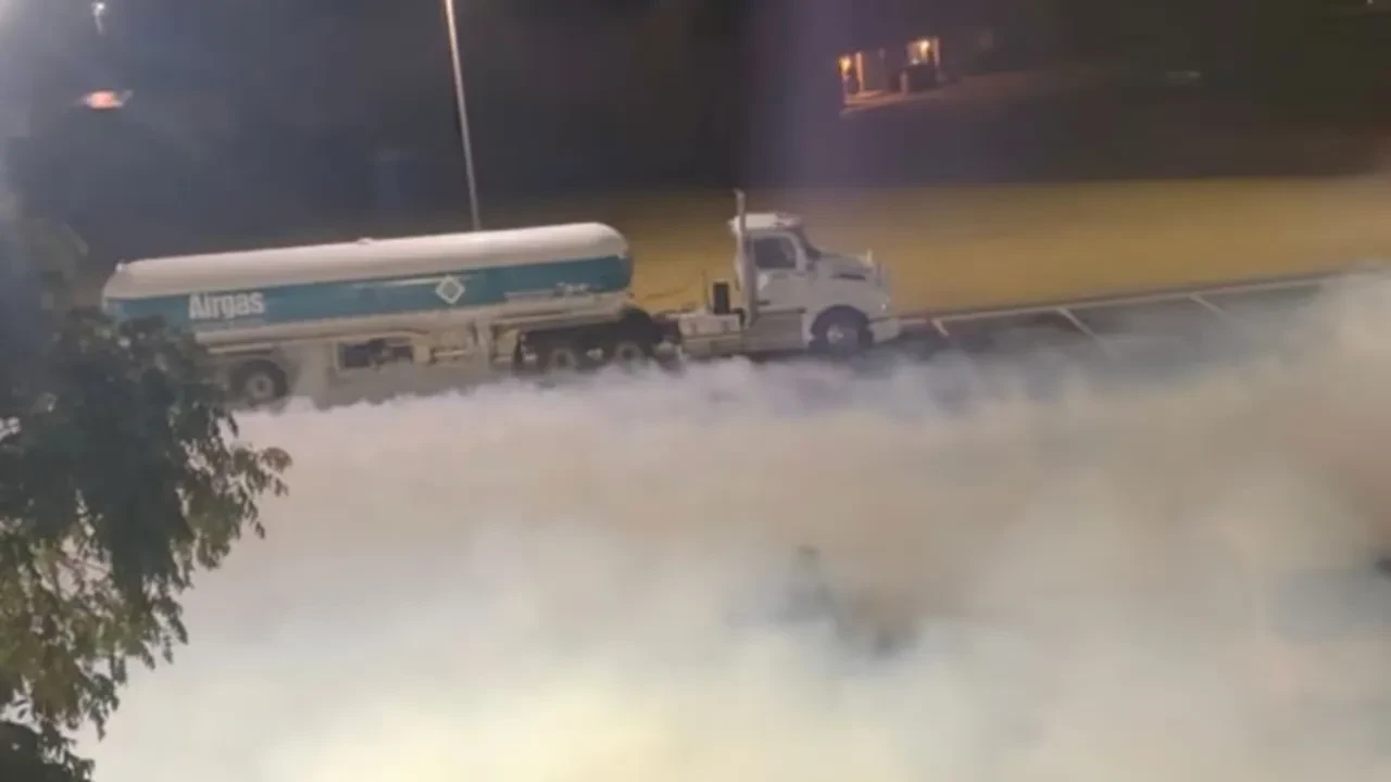 Otel önünde duran tanker 5 kişinin solunum yollarını yaktı! 