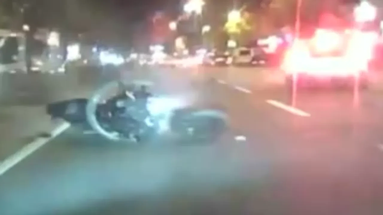 Otomobile çarpan motosikletli metrelerce savruldu! Feci kaza kamerada