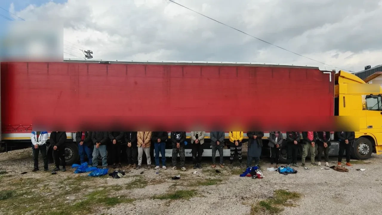 Polislerin şüphesi yanıltmadı! Durdurulan tırdan çok sayıda kaçak göçmen çıktı