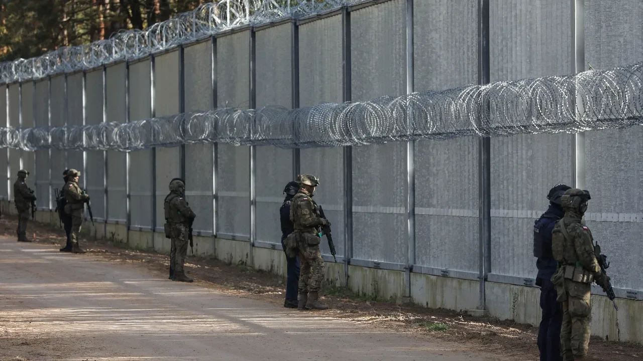 Polonya'dan Avrupa'ya yeni duvar! Belarus sınırına bir bariyer daha