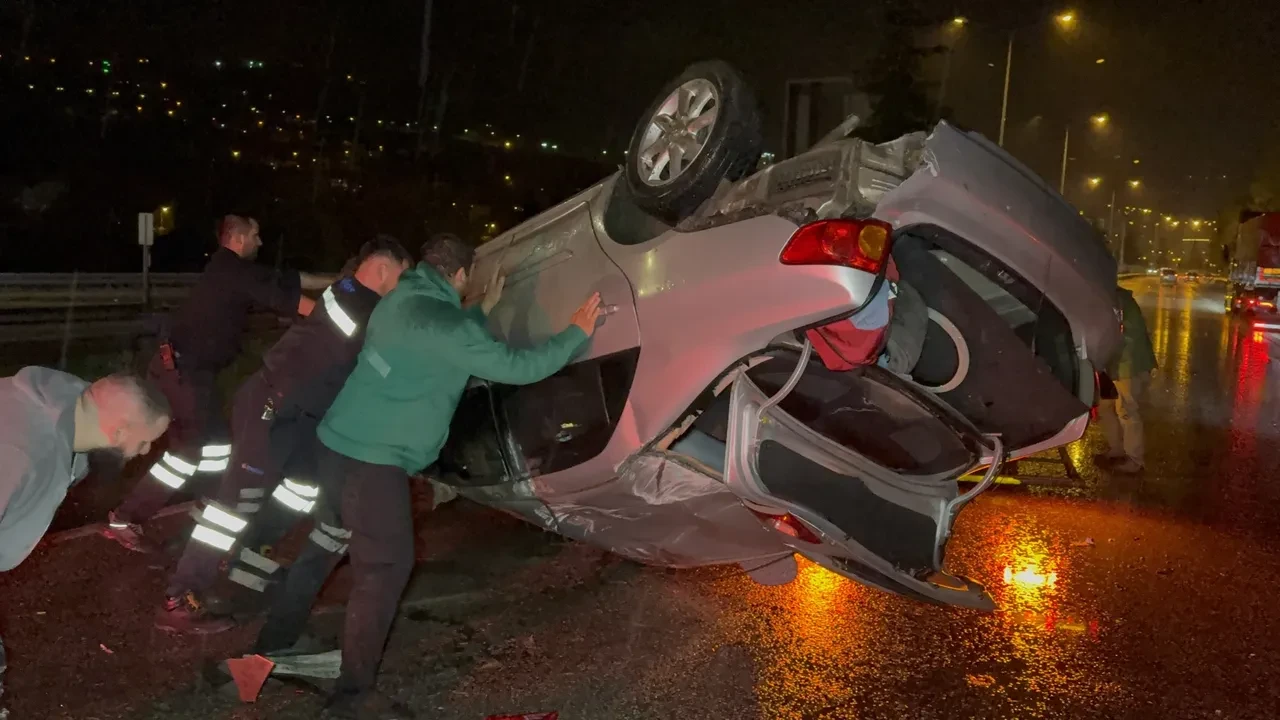 Samsun'da takla atan otomobil hurdaya döndü: Yara almadan kurtuldular