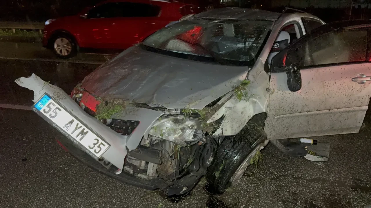 Samsun'da takla atan otomobil hurdaya döndü: Yara almadan kurtuldular
