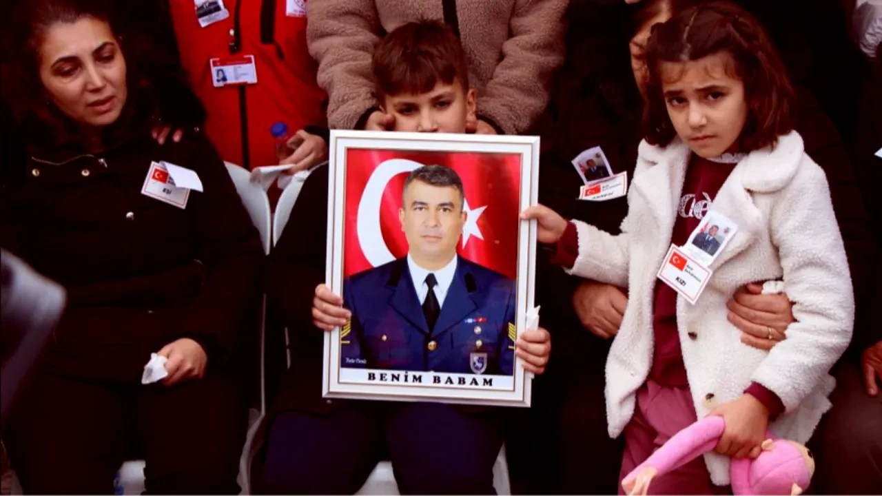 Şehide çocuklarından acı veda! 'Benim babam' yazılı fotoğrafla uğurladılar 