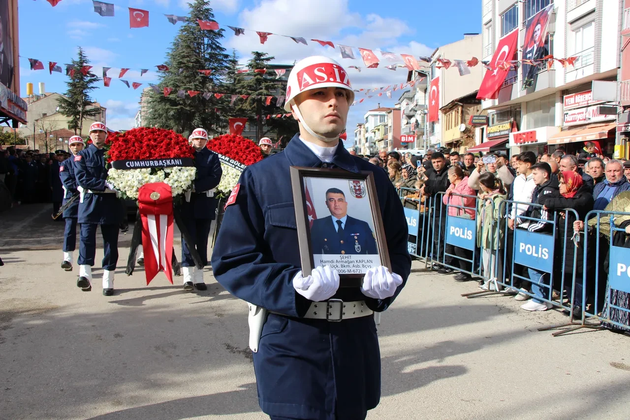 Şehide çocuklarından acı veda! 'Benim babam' yazılı fotoğrafla uğurladılar 