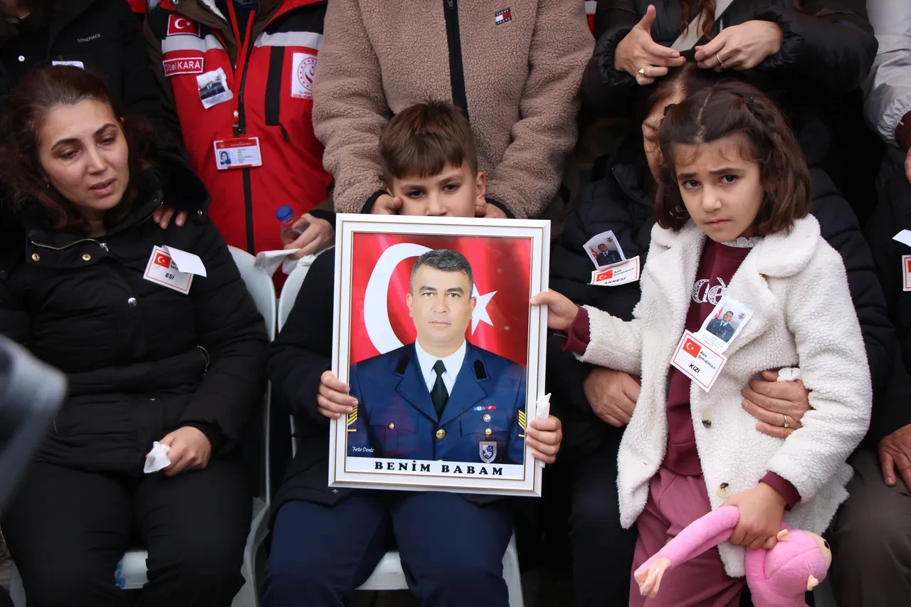 Şehide çocuklarından acı veda! 'Benim babam' yazılı fotoğrafla uğurladılar 