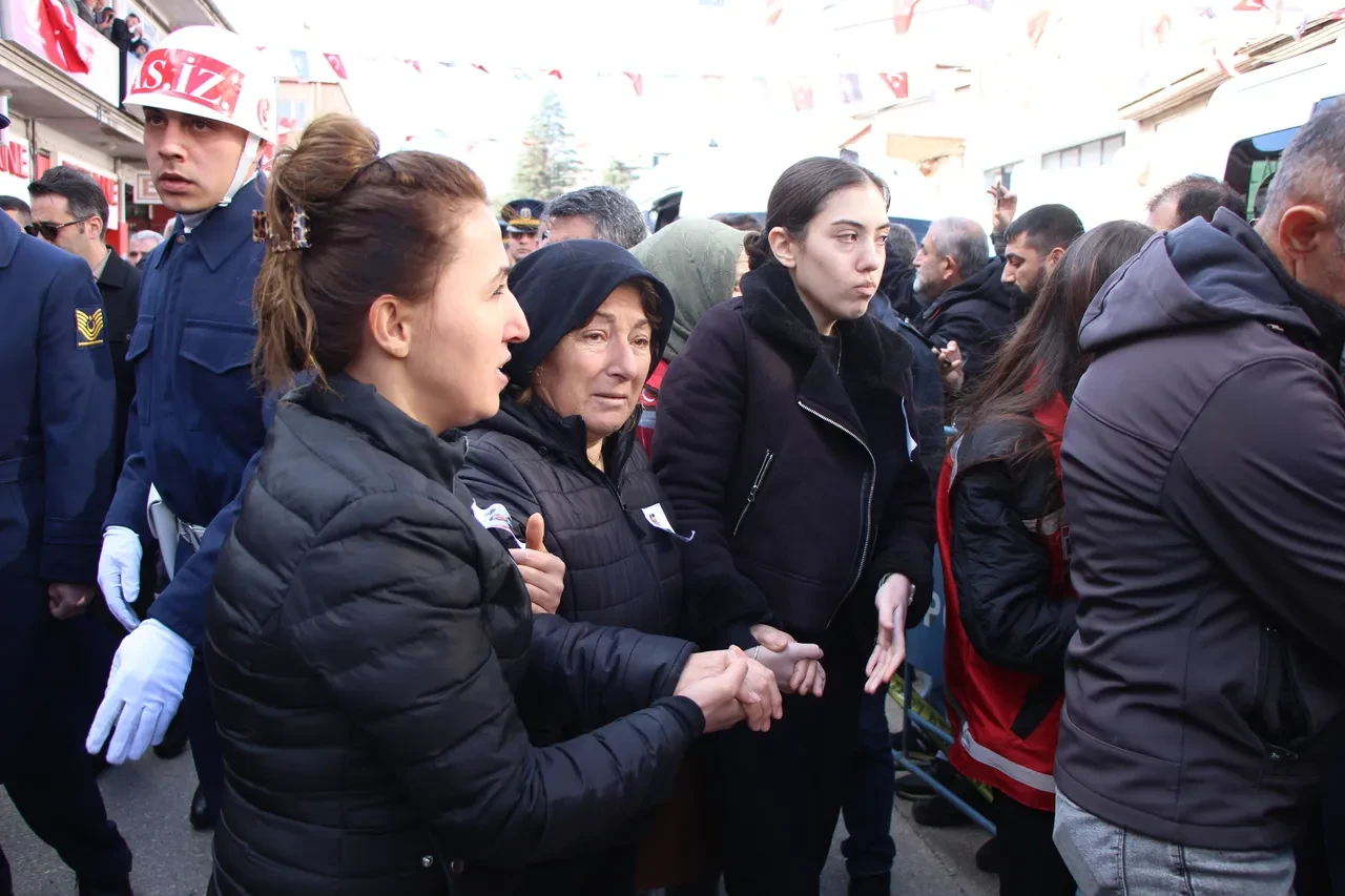 Şehide çocuklarından acı veda! 'Benim babam' yazılı fotoğrafla uğurladılar 