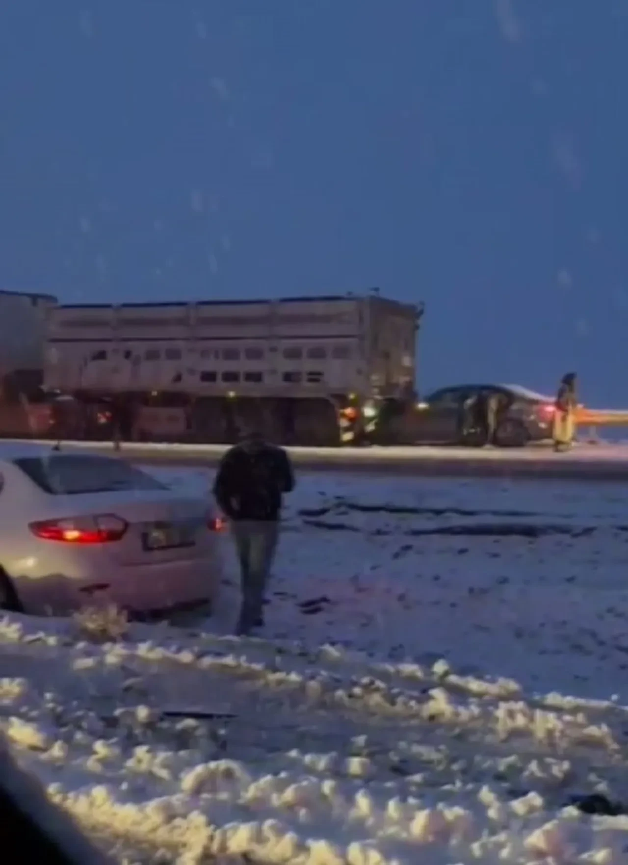 Sivas'ta yoğun kar yağışı kazaları beraberinde getirdi: Ölü ve yaralı var!