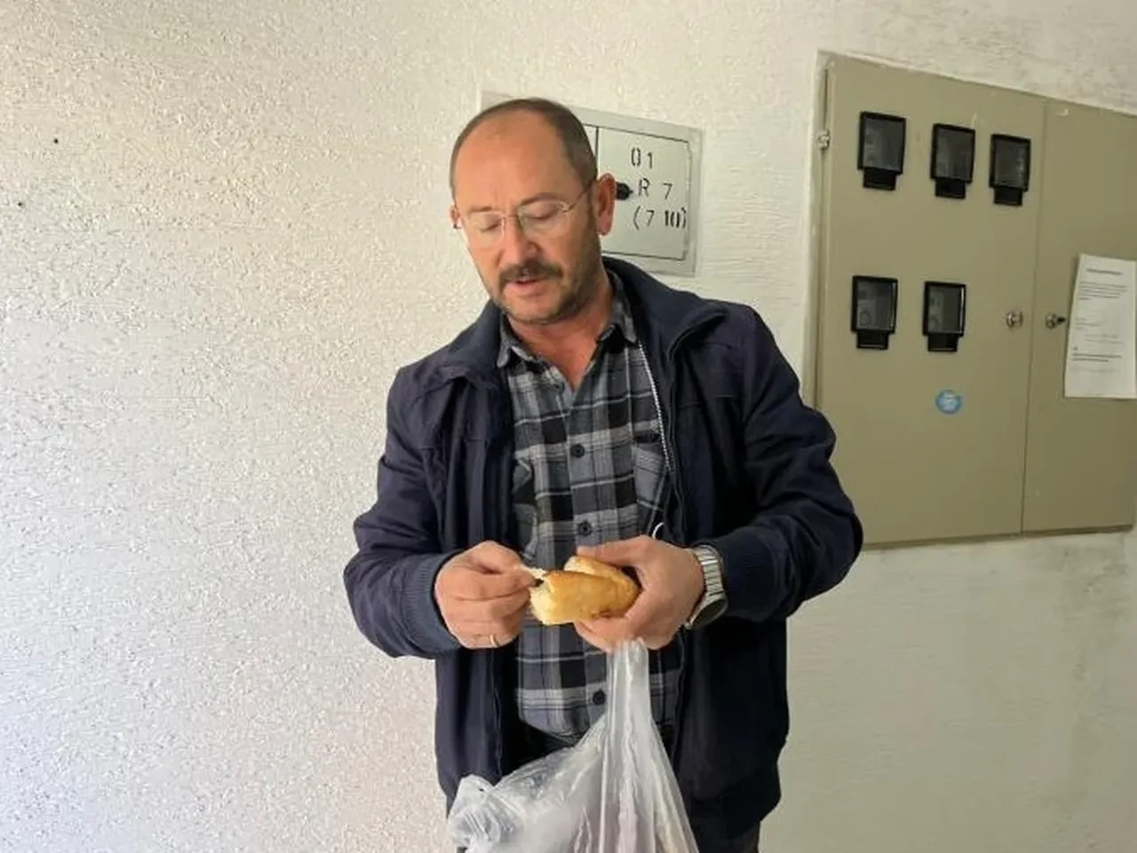 Sofraya oturan aile ekmeğin içinden çıkanı görünce şoke oldu!