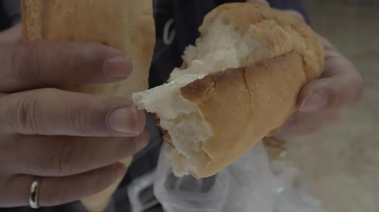 Sofraya oturan aile ekmeğin içinden çıkanı görünce şoke oldu!