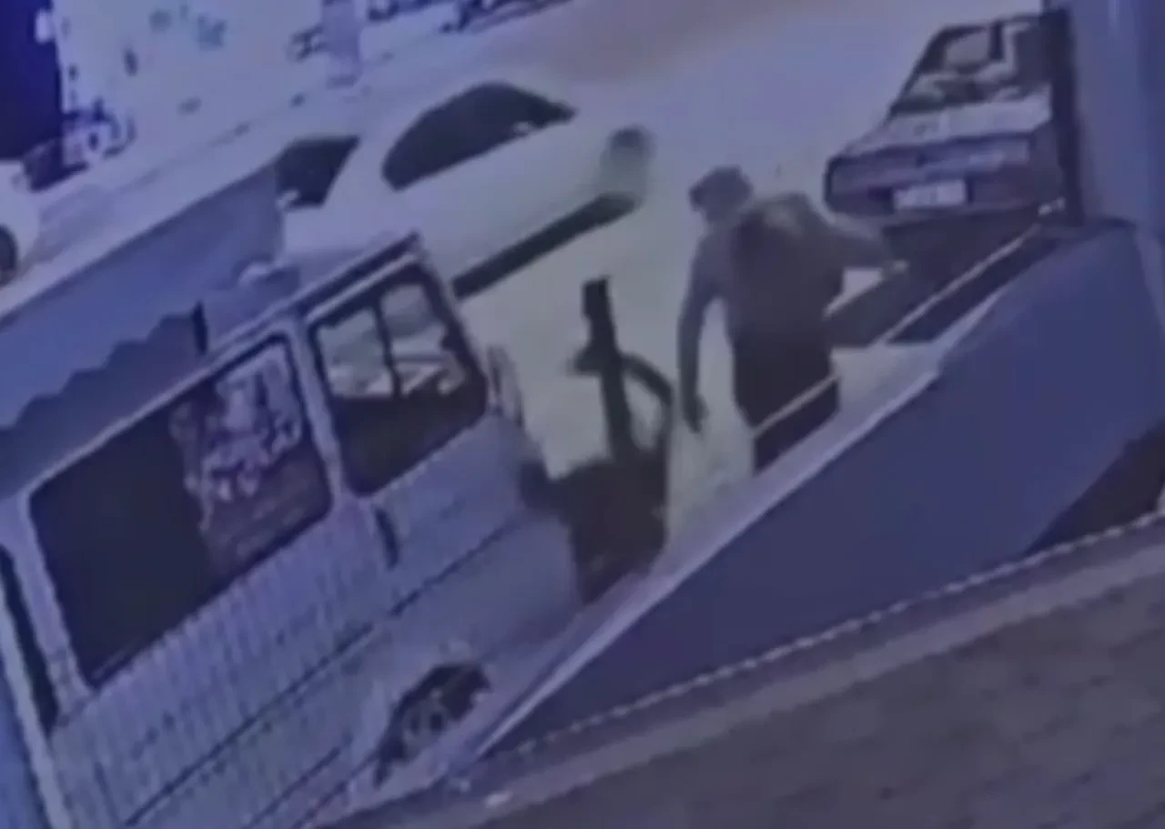 Sokak ortasında dehşet! Kadına yumruk atıp, makasla yüzünü kesti: Savunması 'pes' dedirtti