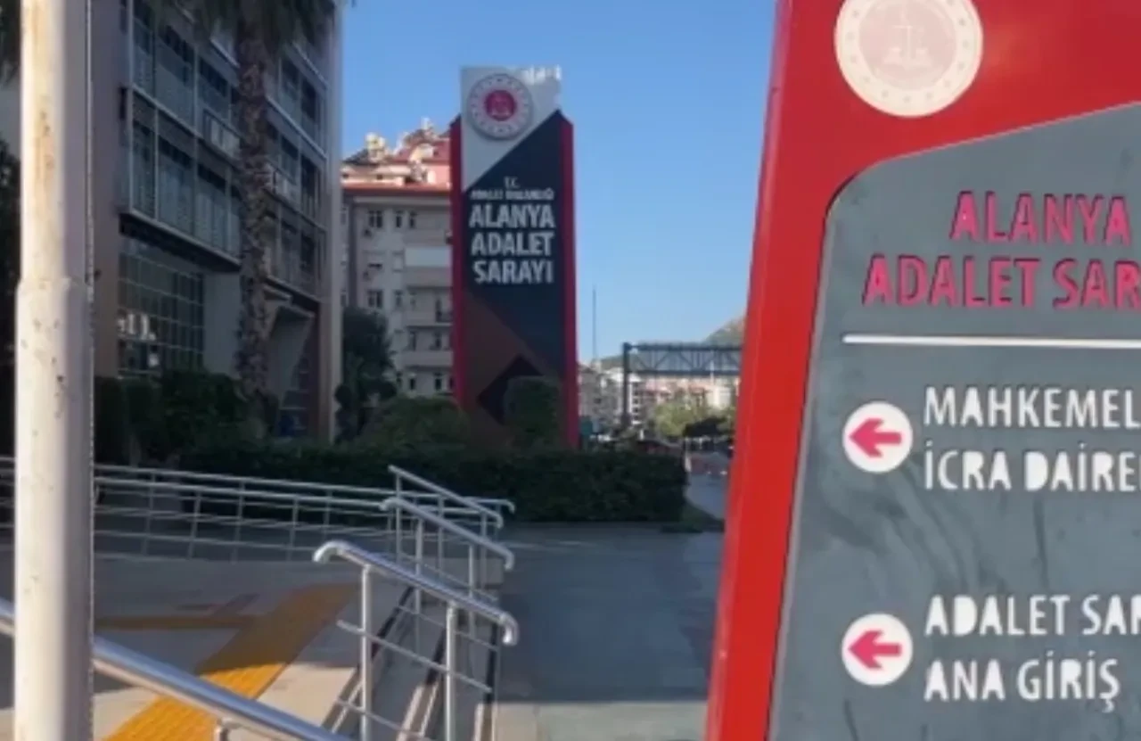 Sokak ortasında dehşet! Kadına yumruk atıp, makasla yüzünü kesti: Savunması 'pes' dedirtti