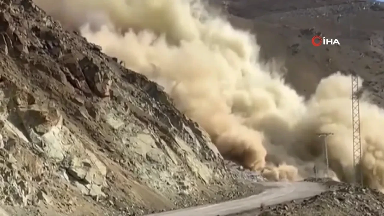 Tehlike oluşturan kayalar dinamitle havaya uçtu! O anlar kamerada