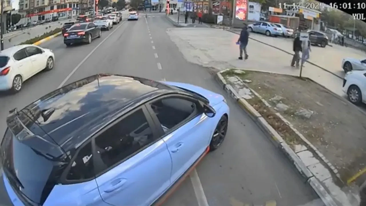 Trafik magandası, otobüs şoförü kadına dehşeti yaşattı! O anlar saniye saniye kameralara yansıdı