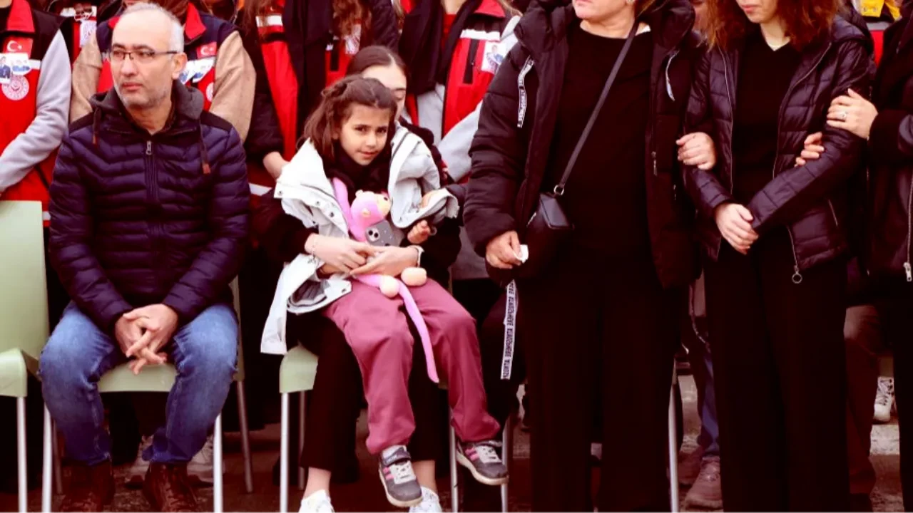 Tüyleri diken diken eden anlar! Şehit babasını oyuncağına sarılarak bekledi