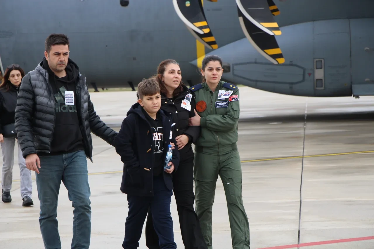 Tüyleri diken diken eden anlar! Şehit babasını oyuncağına sarılarak bekledi