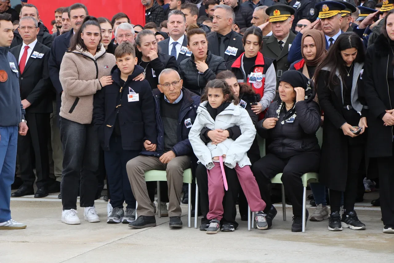 Tüyleri diken diken eden anlar! Şehit babasını oyuncağına sarılarak bekledi