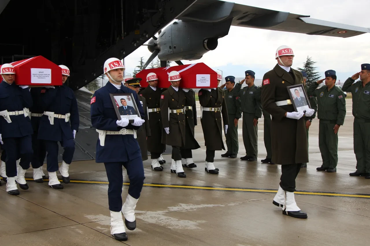 Tüyleri diken diken eden anlar! Şehit babasını oyuncağına sarılarak bekledi