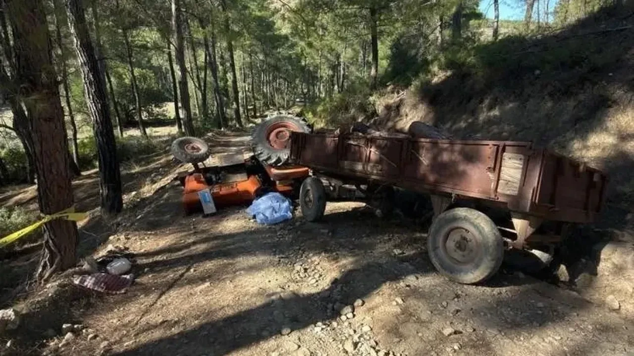 Antalya’da devrilen traktörün altında kalan sürücü hayatını kaybetti