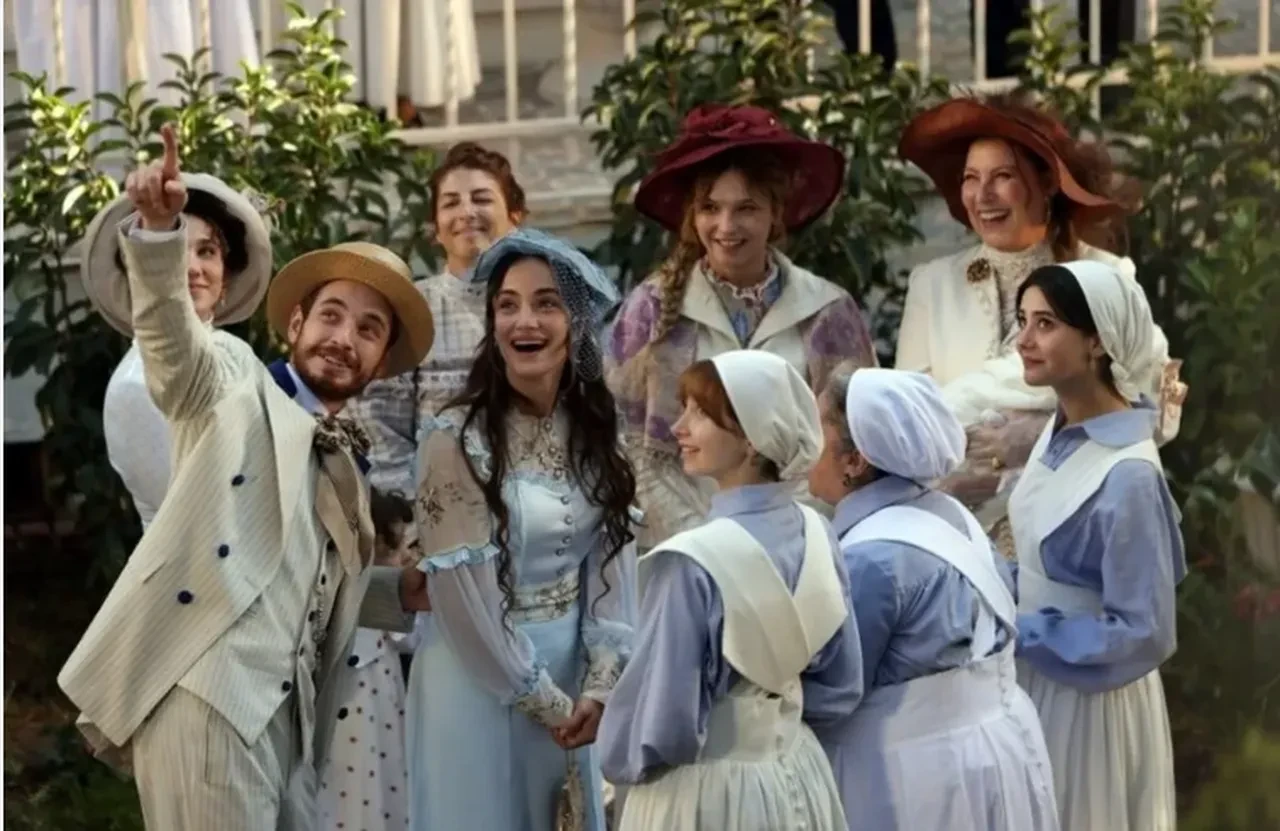 Cem Yiğit Üzümoğlu, Şakir Paşa Ailesi setinin finalden sonra da yandığını açıkladı