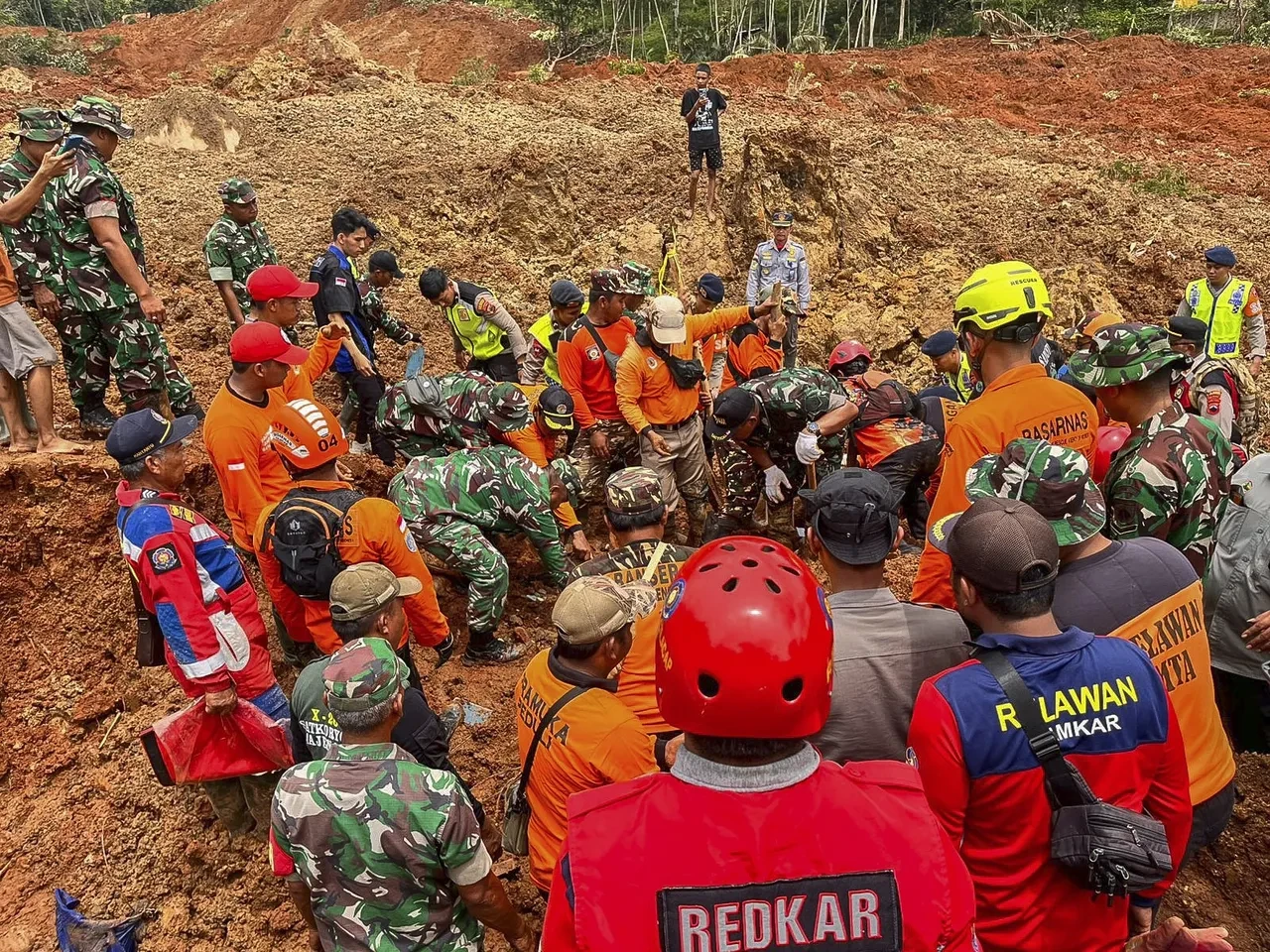 Endonezya'da heyelan faciası! Çok sayıda ölü ve kayıp var